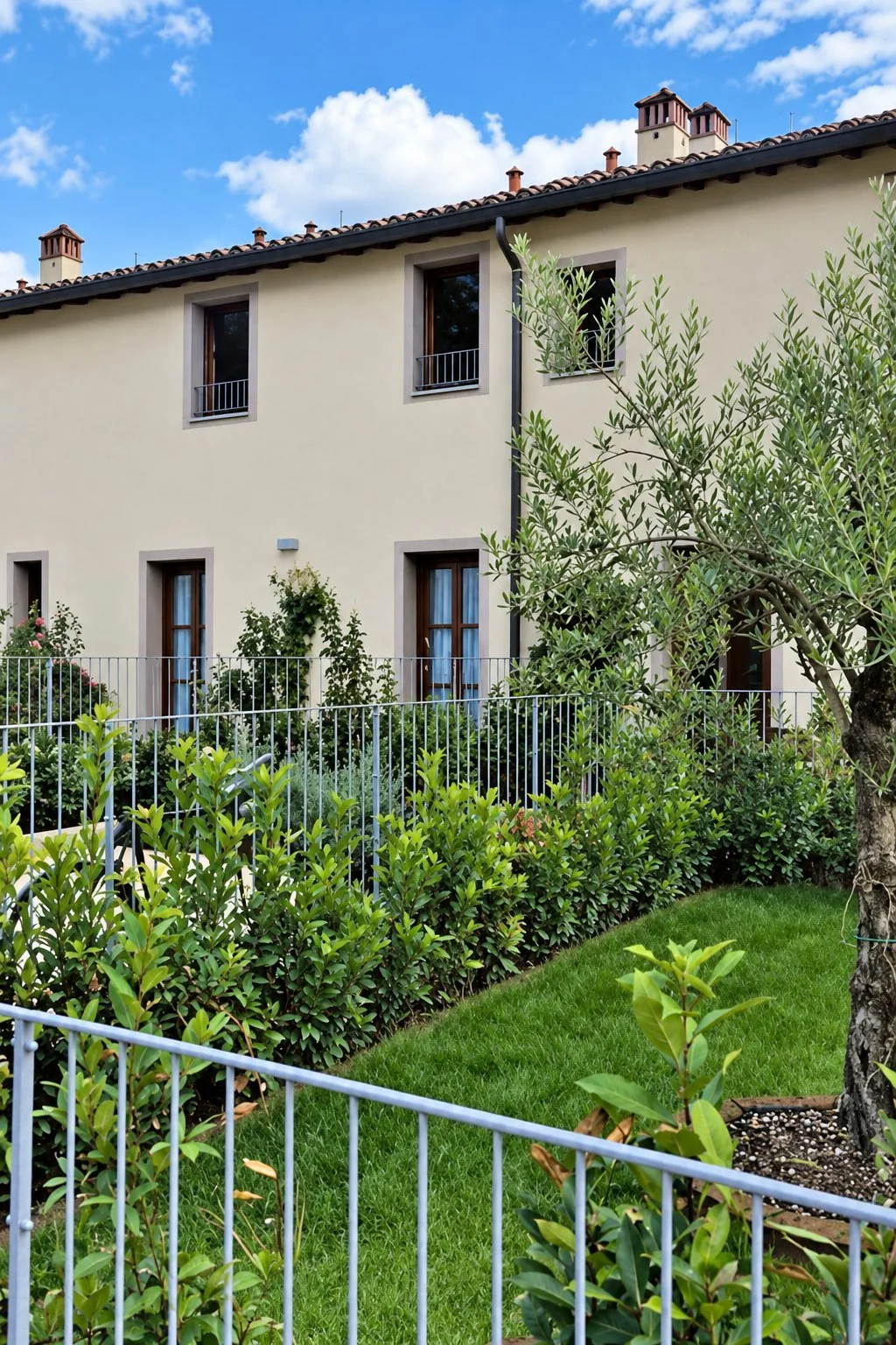 Edificio residenziale e giardino
